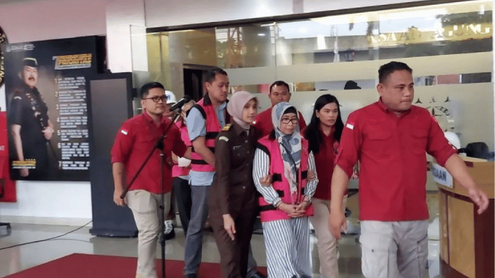 Dua dari empat tersangka korupsi tata niaga emas PT Antam menggunakan rompi tahanan keluar dari ruang pemeriksaan Kejaksaan Agung, Jakarta, Rabu (29/5/2024).. Foto: Antaranews.com