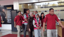 Dua dari empat tersangka korupsi tata niaga emas PT Antam menggunakan rompi tahanan keluar dari ruang pemeriksaan Kejaksaan Agung, Jakarta, Rabu (29/5/2024).. Foto: Antaranews.com