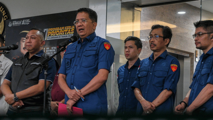 Kapuspenkum Kejagung I Ketut Sumedana (kedua kiri) bersama Direktur Penyidikan (Dirdik) Jampidsus Kuntadi (keempat kanan) memberikan keterangan terkait kasus korupsi emas Antam kepada wartawan di Kejaksaan Agung, Jakarta. Foto: kumparan.com