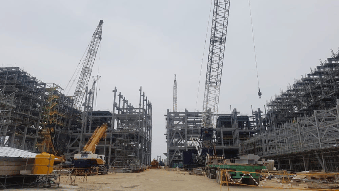 Progres konstruksi smelter konsentrat tembaga PT Freeport Indonesia di Kawasan Ekonomi Khusus (KEK) JIIPE, Gresik, Jawa Timur. Foto: bisnis.com