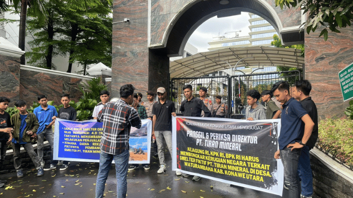 Koalisi Pemuda Konawe Utara Menggugat lakukan unjuk rasa di Kejaksaan Agung RI terkait pembangunan smelter PT. Tiran Mineral yang di duga fiktif di waturambaha Konawe Utara, Rabu (12/06/2024)