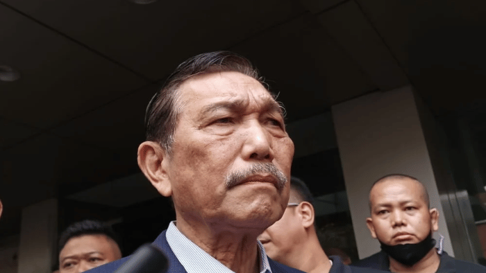 Menko Maritim dan Investasi Luhut Binsar Pandjaitan usai menghadiri acara Indonesia Net-Zero Summit 2023 yang digelar FPCI di Djakarta Theater, Sabtu (24/6/2023). Foto: bisnis.com