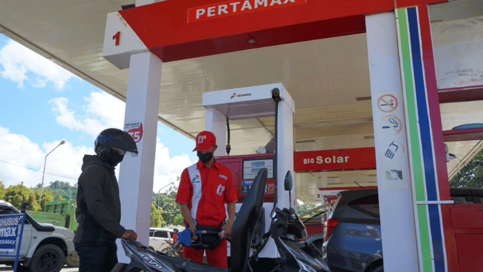 Aktivitas pengisian BBM kendaraan di salah satu SPBU
