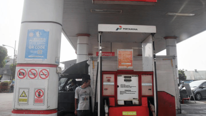 Petugas SPBU mengisi BBM jenis solar subsidi di salahsatu SPBU. Foto: msn.com/ kumparan