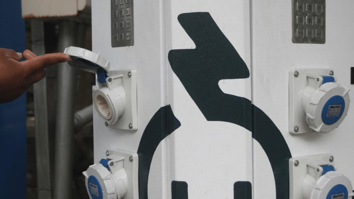 Unit Stasiun Pengisian Listrik Umum (SPLU) untuk motor listrik yang baru dipasang di PLN UP3 Kota Malang, Jawa Timur,
Foto: katadata.co.id