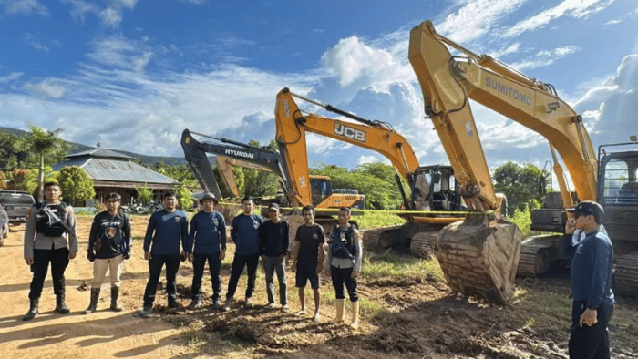 Alat berat yang diduga digunakan untuk aktivitas pertambangan ilegal diamankan polisi. Foto: Antaranews.com